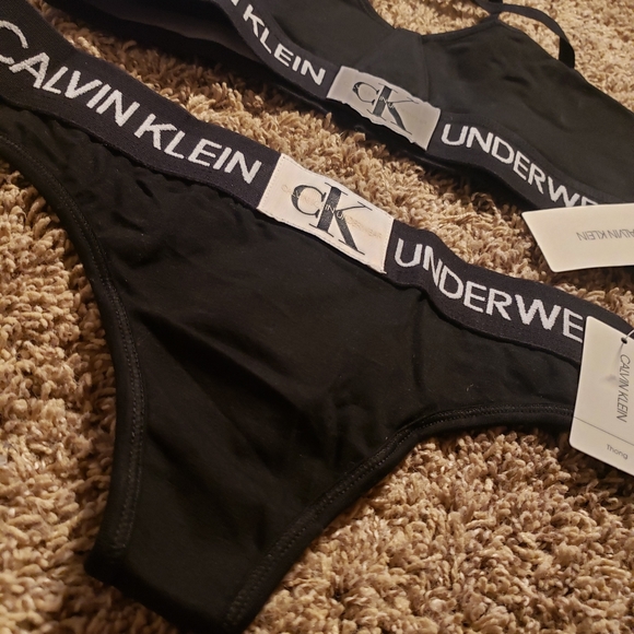 Calvin Klien Monogram Thong Set - Picture 3 of 6